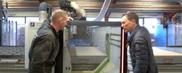 På billedet ses ejer Michael Boye og Ulrik Søe fra Junget i dialog om den nye akustik borekasse til Biesse CNC maskinen.