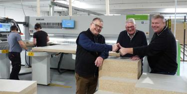 A pleased team is gathered at the new cutting plant. On the picture from left, Torben Andersen and Michael Pedersen from AUBO together with Poul Erik Haurum (in the middle) from Junget