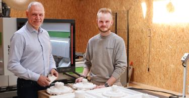På billedet ses fra venstre KAM, Karsten Lund sammen med CNC operatør Martin Andersen