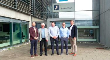 On the photo from left CEO Jan Weier next to Patrick Guéry and Gert Muijs from Robland together with key account manager, Mark Andersen and owner Poul Thøgersen from Junget