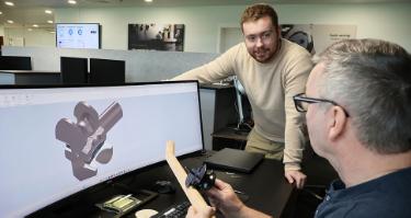 På billedet ses Finn Jensen og Emil B. Nielsen i fuld gang med at designe nyt værktøj